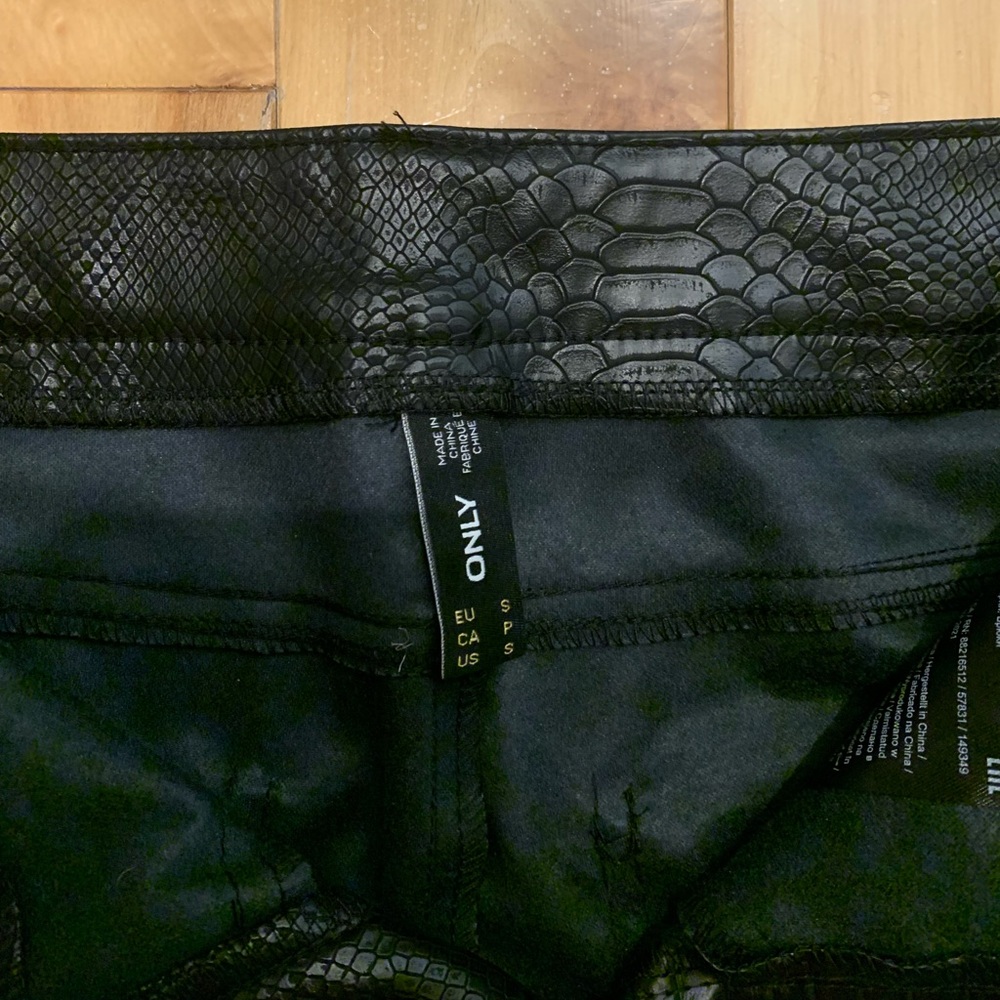 Leather snake patterned pants - Picture 4 of 6